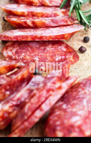 Rosmarinzweig, Gewürze und getrocknetes Schweinefleisch eingelegt, Produkte aus Schweinefleisch und Rindfleisch in einer industriellen Weise hergestellt Stockfoto