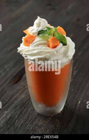 Orange Mango Smoothie mit Whip Cream Topping, King Mango Sommerdrink Stockfoto