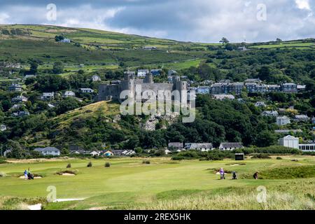 Harlech ist ein Resort und Gemeinschaft am Meer in Gwynedd, Nordwales, mit Blick von der Royal St. Davids Golf Club in Richtung Harlech Castle, eine Kategorie 1 Stockfoto