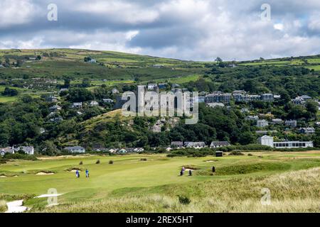 Harlech ist ein Resort und Gemeinschaft am Meer in Gwynedd, Nordwales, mit Blick von der Royal St. Davids Golf Club in Richtung Harlech Castle, eine Kategorie 1 Stockfoto