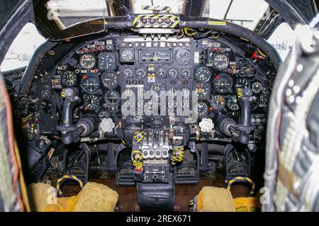 In einem Avro Vulkan-Bombenflugzeug-Cockpit. Die Technologie aus der Zeit des Kalten Krieges. Vulcan Restoration Trust Vulcan B2 XL426 in Southend Stockfoto