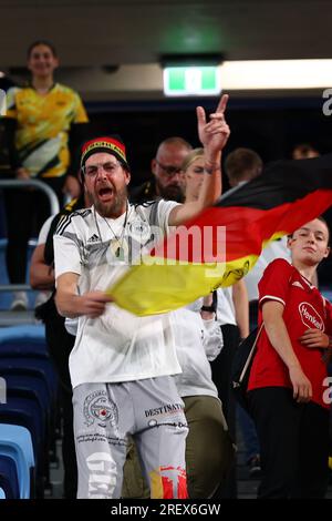 Sydney, Australien. 30. Juli 2023 30. Juli 2023; Sydney Fußballstadion, Sydney, NSW, Australien: FIFA Womens World Cup Gruppe H Fußball, Deutschland gegen Kolumbien; deutscher Fan mit der Flagge Deutschlands Credit: Action Plus Sports Images/Alamy Live News Stockfoto