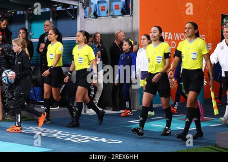 Sydney, Australien. 30. Juli 2023 30. Juli 2023; Sydney Football Stadium, Sydney, NSW, Australien: FIFA Womens World Cup Gruppe H Fußball, Deutschland gegen Kolumbien; die Spielbeamten betreten Field Credit: Action Plus Sports Images/Alamy Live News Stockfoto