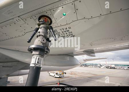 Nahbetankung von Flugzeugen am Flughafen. Bodendienst vor dem Flug. Stockfoto