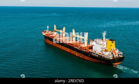 Frachtschiff mit Getreidesegeln auf dem Meer, Luftaufnahme. Getreidehandel, Handel mit afrikanischen Ländern Stockfoto