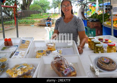 Niteroi, Brasilien, Eine Frau mittleren Alters verkauft tagsüber hausgemachte Lebensmittel in einem Kiosk. Der Lebensstil der echten Menschen in der Stadt. Stockfoto