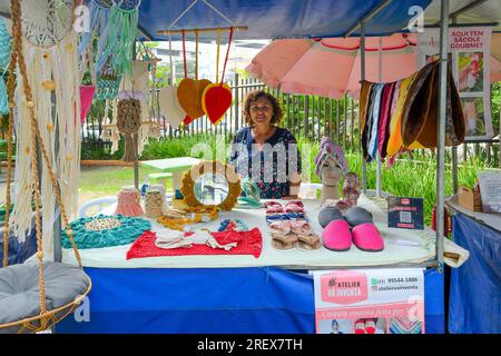 Niteroi, Brasilien, Eine ältere brasilianische Frau arbeitet in einem kleinen Kiosk. Ihr kleines Unternehmen verkauft hausgemachte Textilien. Stockfoto