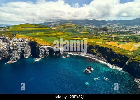 Die felsige Küste von Ponta Delgada aus der Vogelperspektive. Sao Miguel, Azoren, Portugal. Reiseziele und schönes Naturkonzept Stockfoto