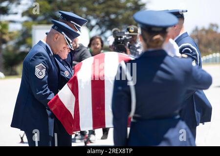 Ein Begräbnis für Oberst Ernest L. De Soto auf dem Golden Gate National Cemetery in San Bruno, Kalifornien, 30. Juni 2023. USA Air Force Foto von Alexander Merchak Stockfoto