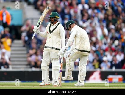 Australiens Usman Khawaja (links) feiert 50 Läufe am vierten Tag des fünften LV= Insurance Ashes Series-Testspiels im Kia Oval, London. Foto: Sonntag, 30. Juli 2023. Stockfoto