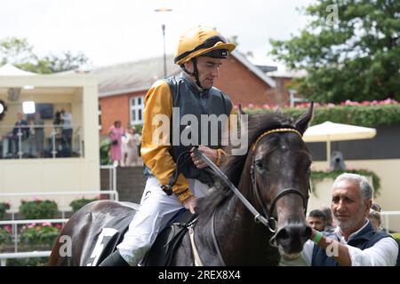 Ascot, Berkshire, Großbritannien. 29. Juli 2023. Pferdeindianerlauf geritten von Jockey Daniel Tudhope gewinnt den Greenwood Charity 25. Jubiläum British EBF Crocker Bulteel Maiden Stakes auf der Ascot Rennbahn am QIPCO King George Day. Besitzer Bronte Kollektion. Trainer Eve Johnson Houghton Blewbury. Kredit: Maureen McLean/Alamy Live News Stockfoto