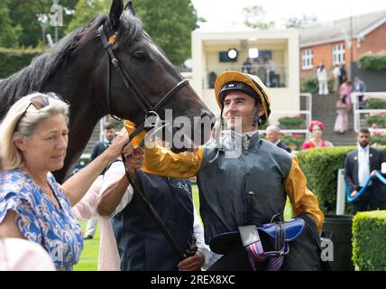 Ascot, Berkshire, Großbritannien. 29. Juli 2023. Pferdeindianerlauf geritten von Jockey Daniel Tudhope gewinnt den Greenwood Charity 25. Jubiläum British EBF Crocker Bulteel Maiden Stakes auf der Ascot Rennbahn am QIPCO King George Day. Besitzer Bronte Kollektion. Trainer Eve Johnson Houghton Blewbury. Kredit: Maureen McLean/Alamy Live News Stockfoto