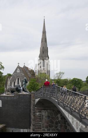 Gefion-Brücke führt zum Gefion-Brunnen und St. Alban's Church oder die englische Kirche Kopenhagen, Dänemark Stockfoto