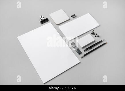 Leere Schreibwaren auf grauem Hintergrund. ID-Vorlage. Modell für Markenidentität für Designer. Stockfoto
