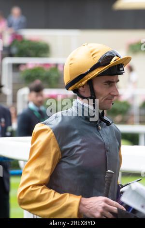 Ascot, Berkshire, Großbritannien. 29. Juli 2023. Der Pferderennlauf von Jockey Daniel Tudhope (im Bild) gewinnt den Greenwood Charity 25. Jubiläum British EBF Crocker Bulteel Maiden Stakes auf der Ascot Racecourse am QIPCO King George Day. Besitzer Bronte Kollektion. Trainer Eve Johnson Houghton Blewbury. Kredit: Maureen McLean/Alamy Live News Stockfoto