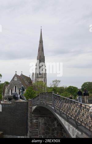 Gefion-Brücke führt zum Gefion-Brunnen und St. Alban's Church oder die englische Kirche Kopenhagen, Dänemark Stockfoto