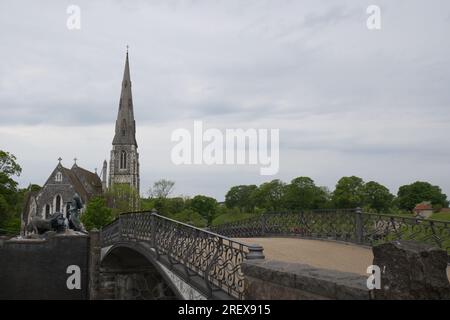 Gefion-Brücke führt zum Gefion-Brunnen und St. Alban's Church oder die englische Kirche Kopenhagen, Dänemark Stockfoto