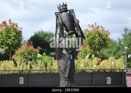 London, Großbritannien. 30. Juli 2023 Arsenal enthüllt die Arsène Wenger Statue vor dem Emirates Stadium, um der 22-jährigen Amtszeit des legendären Managers der Gunners im Club zu gedenken. Der legendäre Manager führte den FC Arsenal zu drei Premier League-Titeln, darunter die berühmte Saison der Invincibles im Jahr 2003/04, in der seine Seite unbesiegt blieb, und sieben FA-Cups. Die Bronzestatue, die von dem Bildhauer Jim Guy geschaffen wurde, ist 3,5 Meter hoch und wiegt etwa eine halbe Tonne. Sie zeigt den ehemaligen französischen Manager, der die Trophäe der Premier League gehoben hat. Kredit: Waldemar Sikora/Alamy Live News Stockfoto