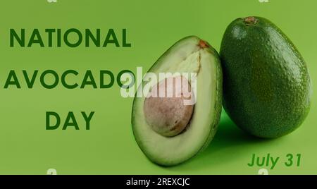 Avocado isoliert auf grünem Hintergrund. Poster Zum Nationalen Avocado-Tag, Juli 31 Stockfoto