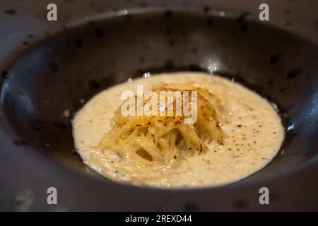 Spaghetti mit verbrannten Trüffeln, serviert auf dem Teller Stockfoto