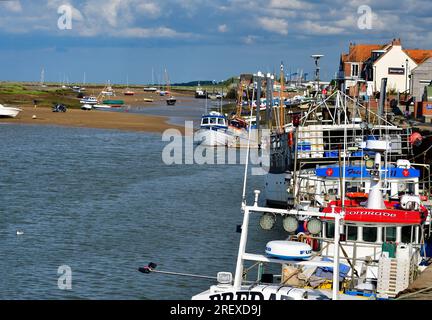 Fischereihafen und Urlaubsziel Wells-next-the-Sea im Hochsommer 2023 an der Nordnorfolkküste Englands, Vereinigtes Königreich Stockfoto