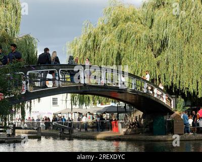 Ansicht des eisernen Fuß Brücke über den Kanal am Camden Lock in London, Großbritannien Stockfoto