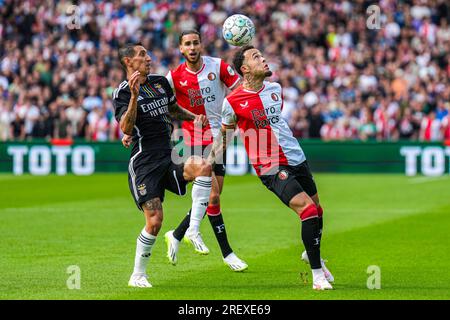 Rotterdam, Niederlande. 30. Juli 2023. Rotterdam - Angel di Maria von SL Benfica, Quilindschy Hartman von Feyenoord während des Freundschaftsspiels zwischen Feyenoord und Benfica im Stadion Feijenoord De Kuip am 30. Juli 2023 in Rotterdam, Niederlande. Kredit: Box to box images/Alamy Live News Stockfoto