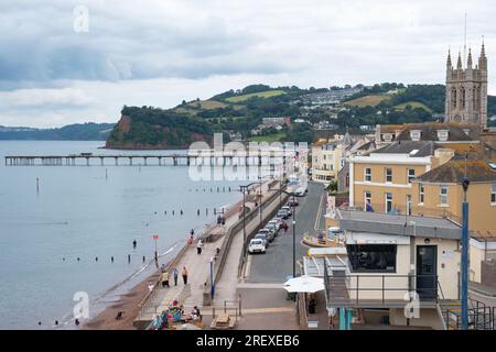 Teignmouth, England – 21. Juli 2023: Landschaftsblick auf die Promenade, den Strand und den viktorianischen Pier der Ferienort Devon mit Blick auf den Ärmelkanal Stockfoto