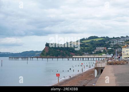 Teignmouth, England – 21. Juli 2023: Landschaftsblick auf die Promenade, den Strand und den viktorianischen Pier der Ferienort Devon mit Blick auf den Ärmelkanal Stockfoto