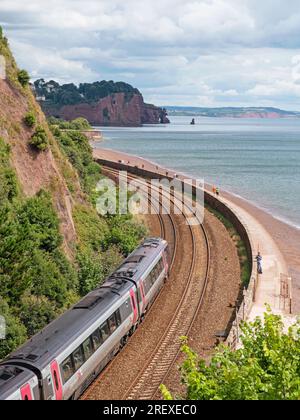 Devon, England – 21. Juli 2023: Ein Zug des Cross-Country-Personenverkehrsdienstes, der zur Arriva-Gruppe gehört und gerade vom Bahnhof Teignmouth abfuhr Stockfoto