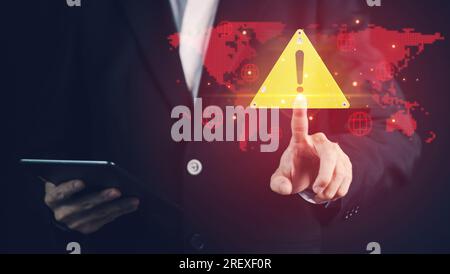 Warnmeldung bei Hackerangriffen auf Tablet-PC. Cyberangriffe auf Computernetzwerke, Viren, Spyware, Malware oder schädliche Software. Cybersicherheit und Cyberkriminalität. Stockfoto