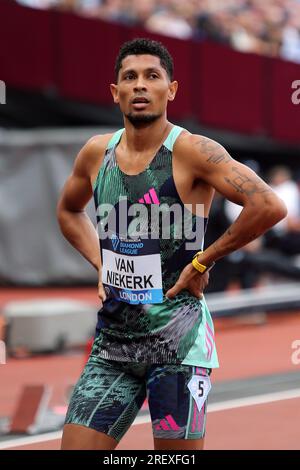 Wayde van NIEKERK (Südafrika) nach dem Sieg im Finale der Herren 400m bei der 2023, IAAF Diamond League, Queen Elizabeth Olympic Park, Stratford, London, Großbritannien. Stockfoto