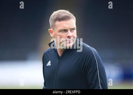 Dundee, Großbritannien. 30. Juli 2023; Dens Park, Dundee, Schottland: Scottish Viaplay Cup Group E Football, Dundee gegen Inverness Caledonian Thistle; Schiedsrichter John Beaton inspiziert das Spielfeld vor dem Spiel Credit: Action Plus Sports Images/Alamy Live News Stockfoto