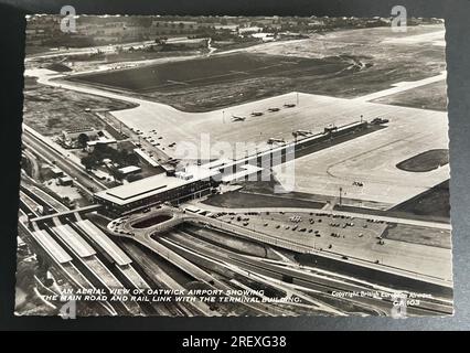 Alte Postkarte mit einer Luftaufnahme des Flughafens Gatwick, die die Hauptstraße und die Bahnverbindung zum Terminalgebäude 1930er zeigt. Stockfoto