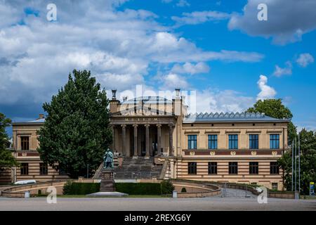 schwerin, Mecklenburg-Vorpommern Deutschland, 07 06 2023: Blick auf den Eingangsbereich des Staatlichen Kunstmuseums Schwerin mit bewölktem Sommerhimmel Stockfoto