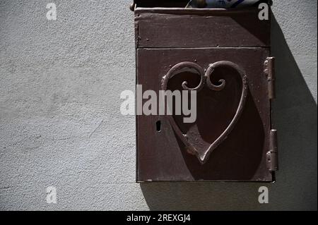 Antiker Metallpostkasten mit herzförmiger Dekoration in Modica, Ragusa Sizilien, Italien. Stockfoto