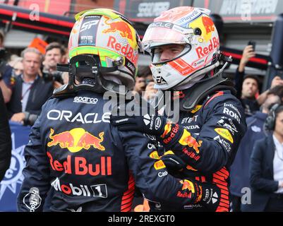 Stavelot, Belgien. 30. Juli 2023. Gewinner des Red Bull Racing Dutch Rider Max Verstappen (R) feiert mit seinem Teamkollegen Red Bull Racing Mexican Rider Sergio Perez auf dem F1 Grand Prix of Belgium Auto Race am Sonntag, den 30. Juli 2023 in Spa-Francorchamps. Der Spa-Francorchamps Formel 1 Grand Prix findet an diesem Wochenende vom 28. Juli bis 30. Juli statt. BELGA FOTO BENOIT DOPPAGNE Kredit: Belga News Agency/Alamy Live News Stockfoto