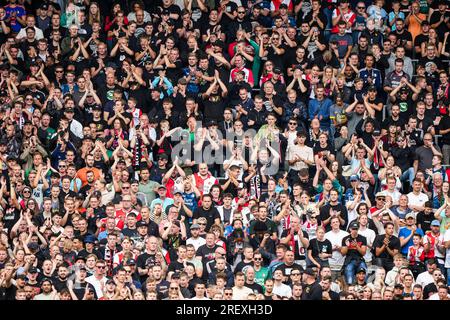 Rotterdam, Niederlande. 30. Juli 2023. Rotterdam - Fans von Feyenoord während des Freundschaftsspiels Feyenoord gegen Benfica im Stadion Feijenoord De Kuip am 30. Juli 2023 in Rotterdam, Niederlande. Kredit: Box to box images/Alamy Live News Stockfoto