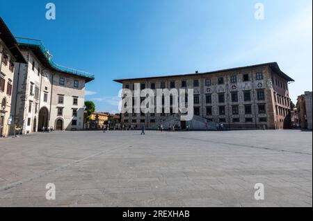 Palazzo dell'Orologio (Palast der Uhr) mit einem großen Bogen und die nahe gelegene Scuola Normale Superiore di Pisa (Universität von Pisa) ist ebenfalls ein Palast Stockfoto