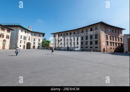 Palazzo dell'Orologio (Palast der Uhr) mit einem großen Bogen und die nahe gelegene Scuola Normale Superiore di Pisa (Universität von Pisa) ist ebenfalls ein Palast Stockfoto