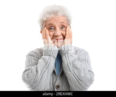 Überraschte ältere Frau mit weißem Hintergrund Stockfoto