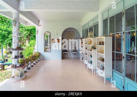 KANCHANABURI-THAILAND, JUNI 30,2023 : schöne Außenansicht des modernen Café im Loft-Stil oder Dekoration des gemütlichen Restaurants im modernen Stil im V Stockfoto