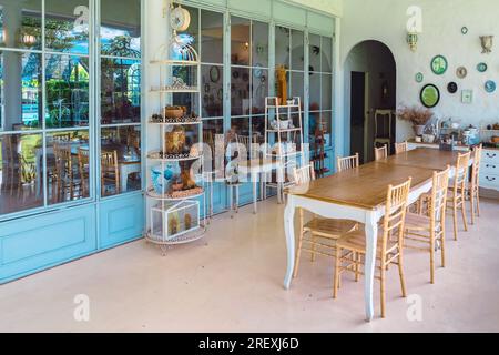 KANCHANABURI-THAILAND, JUNI 30,2023 : schöne Außenansicht des modernen Café im Loft-Stil oder Dekoration des gemütlichen Restaurants im modernen Stil im V Stockfoto