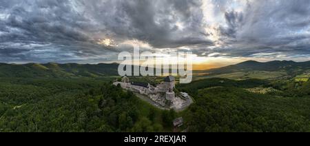 Luftaufnahme des Regec Castle in Ungarn - Sonnenuntergang Stockfoto