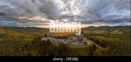 Luftaufnahme des Regec Castle in Ungarn - Sonnenuntergang Stockfoto