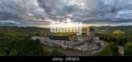 Luftaufnahme des Regec Castle in Ungarn - Sonnenuntergang Stockfoto