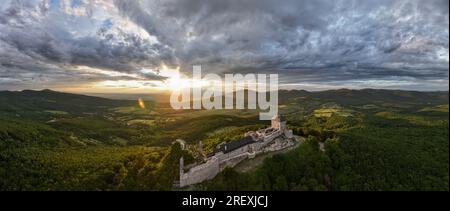 Luftaufnahme des Regec Castle in Ungarn - Sonnenuntergang Stockfoto