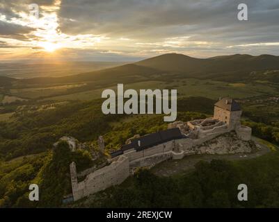 Luftaufnahme des Regec Castle in Ungarn - Sonnenuntergang Stockfoto