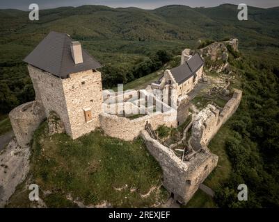 Luftaufnahme des Regec Castle in Ungarn - Sonnenuntergang Stockfoto