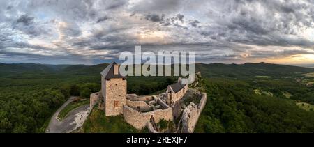 Luftaufnahme des Regec Castle in Ungarn - Sonnenuntergang Stockfoto